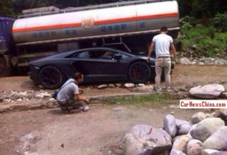 Illustration for article titled Chinese Lamborghini Aventador Gets Stranded On Some Rocks